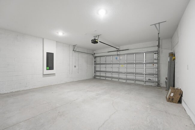 Building Photo - 10461 NW Suncrest Lp