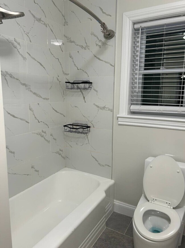 Building Photo - 260 Eastchester Rd