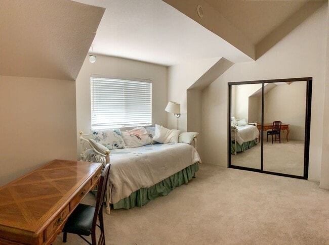 Building Photo - Lovely 2 Bedroom Hamilton Place Townhouse