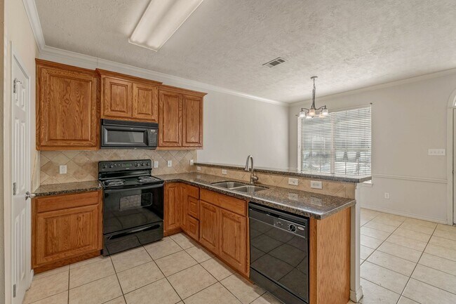 Building Photo - 304 Forest Dr Loop