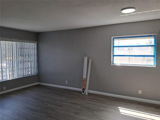 Building Photo - 16701 NE 14th Ave