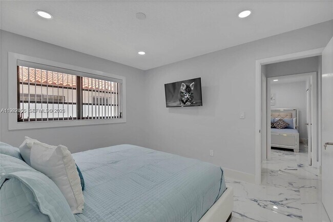 Building Photo - 895 W 39th Pl