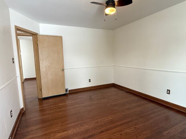 Building Photo - Move-In Ready 2 bedroom, 1.5 bathroom Home in Livonia