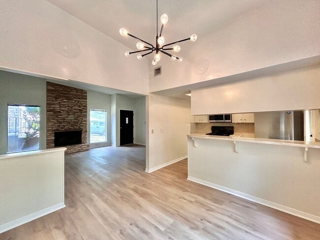 Building Photo - Bright and Spacious Single-Level Living in...