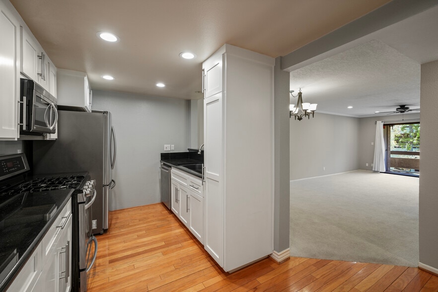 Building Photo - 15231 Magnolia Blvd