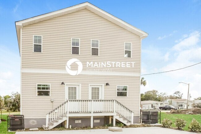 Building Photo - 2 Bedroom Pet-Friendly Home in St. Petersburg, FL with Main Street Renewal