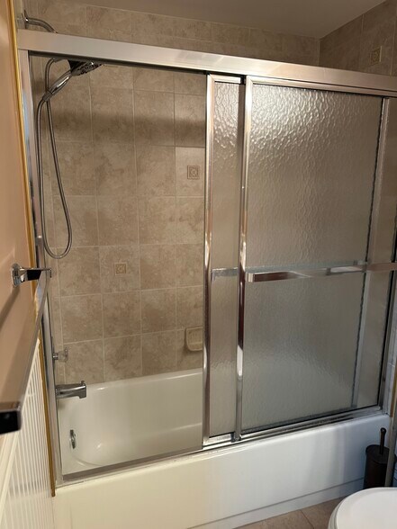 Building Photo - 1637 Oakwood Dr