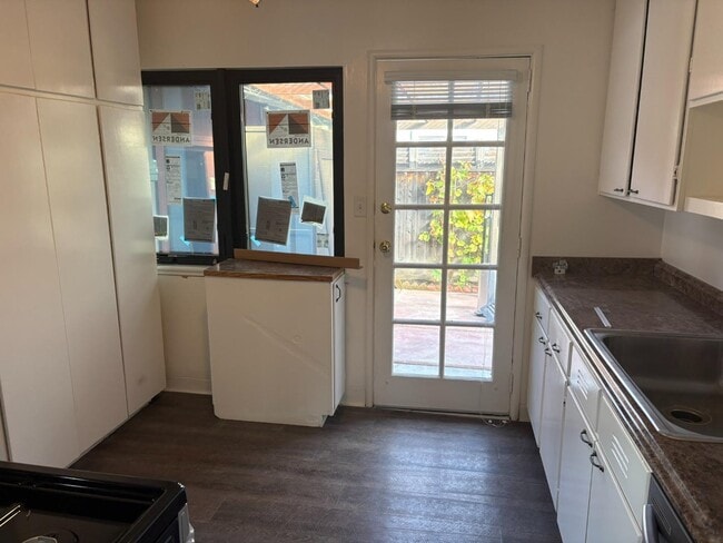 Building Photo - 616 Manzanita Ave