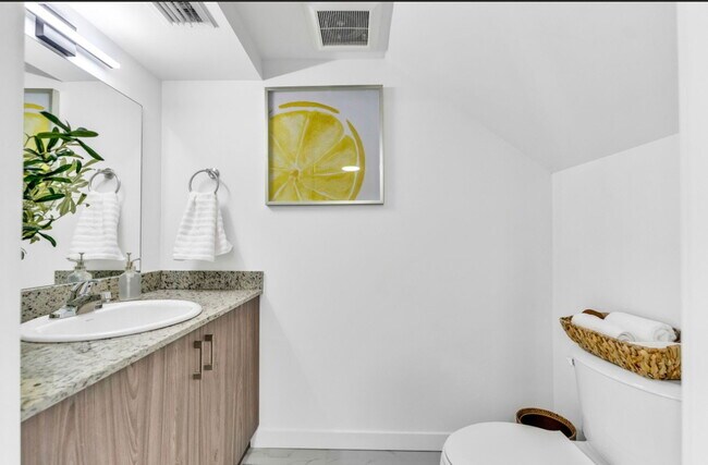 Building Photo - Northeast 160th Street, Miami, FL 33162 - 2 BR 2.5 BA townhouse
