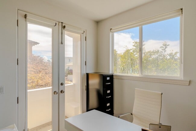 Building Photo - 300 19th St