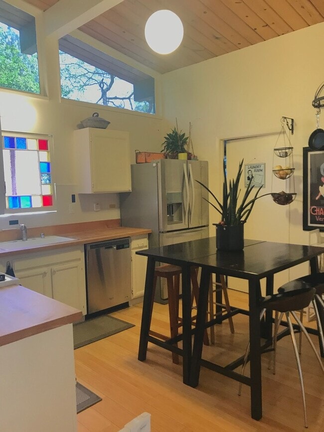 Building Photo - 3+ Bedroom Custom Eastside Home