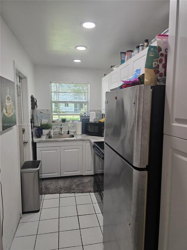 Building Photo - 541 Blue Heron Dr