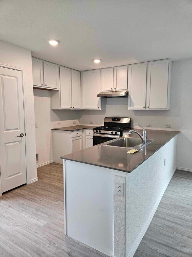 Building Photo - Beautiful VIDA Home Available Now – 2 Weeks FREE Rent!