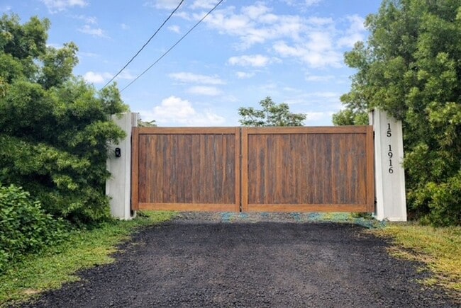 Building Photo - Charming 3BR / 2BA Home in Hawaiian Paradise Park