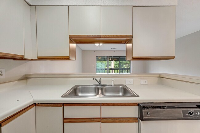 Building Photo - 208 Southlake Ct