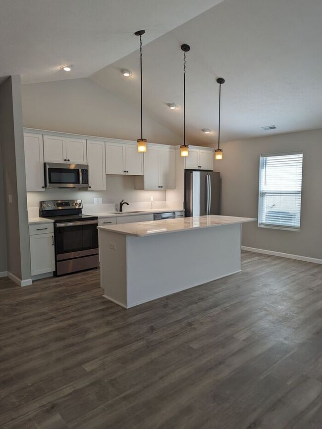 Building Photo - This is the perfect chance to settle into ...