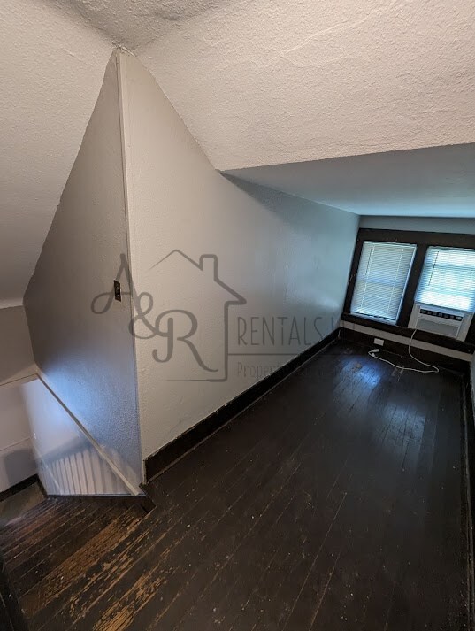 Building Photo - 1401 S Elm St