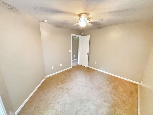 Building Photo - End Unit Townhome - 3BR, 2.5BA with Garage