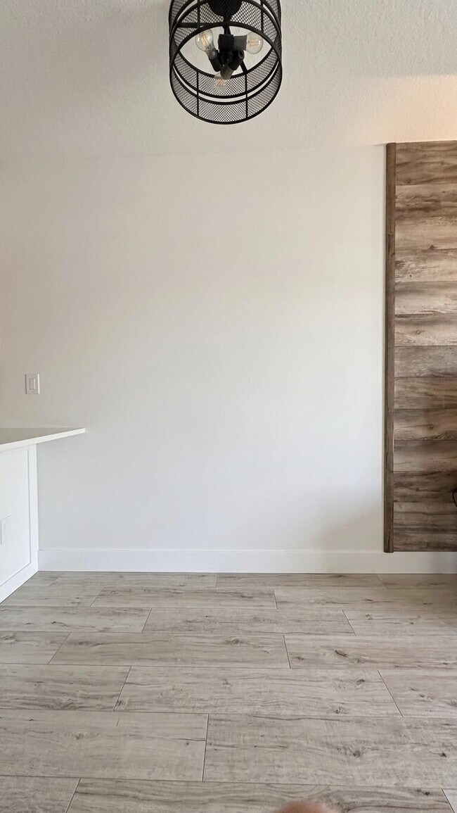 Building Photo - 403 S Sapodilla Ave