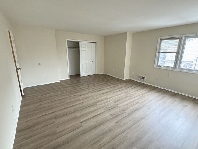 Building Photo - 3 bedrooms, 2.5 bathrooms