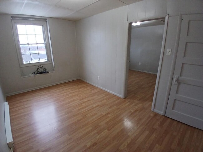 Building Photo - 126 E Main St