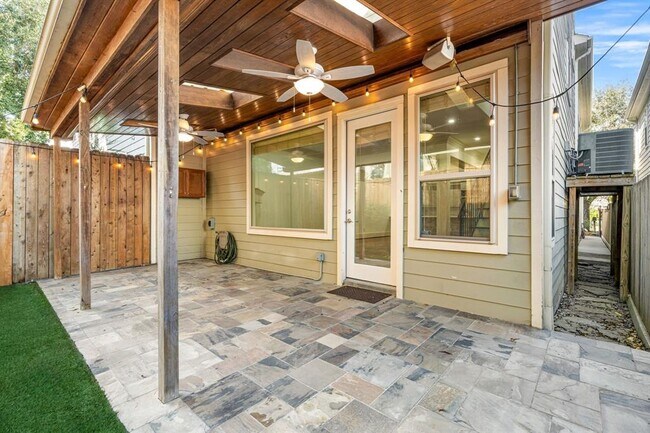 Building Photo - 6115 Hamman St