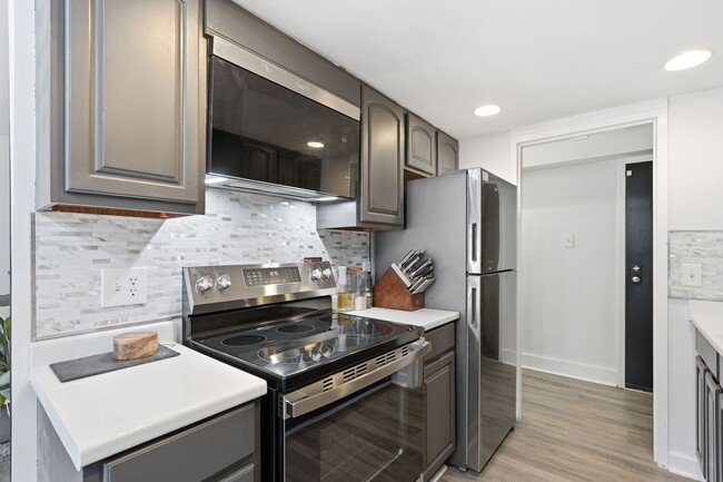 Building Photo - Beautifully Renovated 2-Bedroom Condo in the Heart of Reston!