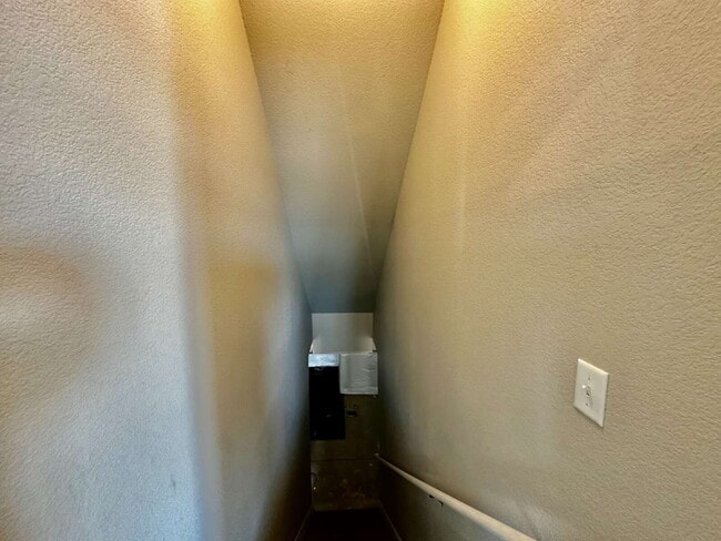 Building Photo - "Experience Spacious Living in Elizabeth!"