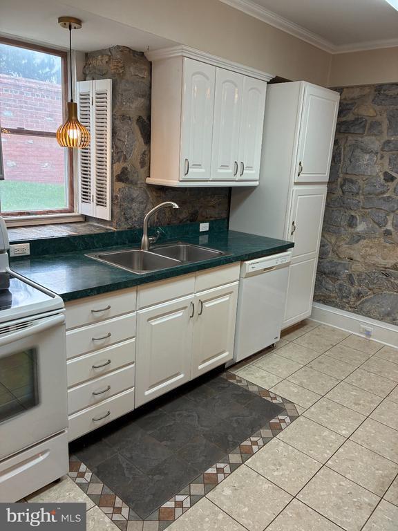 Building Photo - 16 Catalpa Ct