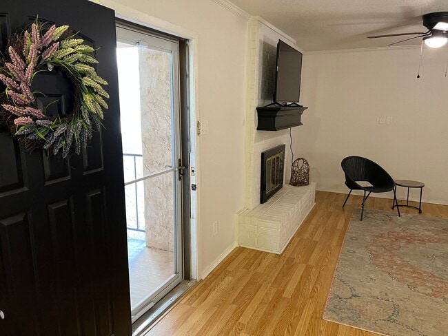 Building Photo - Wow! Private cozy corner upstairs home.