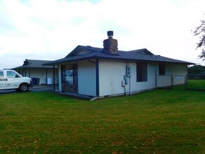 Building Photo - 2 Bed, 1 Bath Duplex with Garage and Backyard