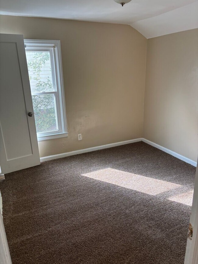 Building Photo - Euclid 2 Bedroom