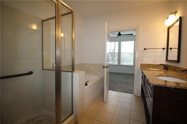 Building Photo - 901 Abernathy Rd NE