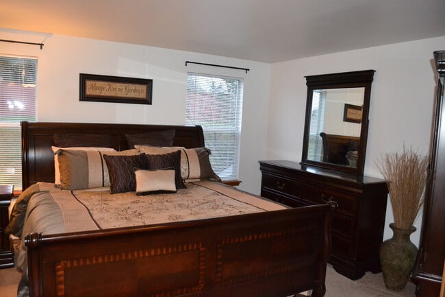 Building Photo - Federal Way tri-level rental home - 3 bedroom plus den, 3 bathrooms, 2 car garage!  Ready for lea...