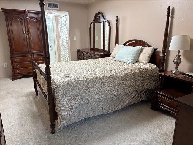 Building Photo - 4750 Cove Cir