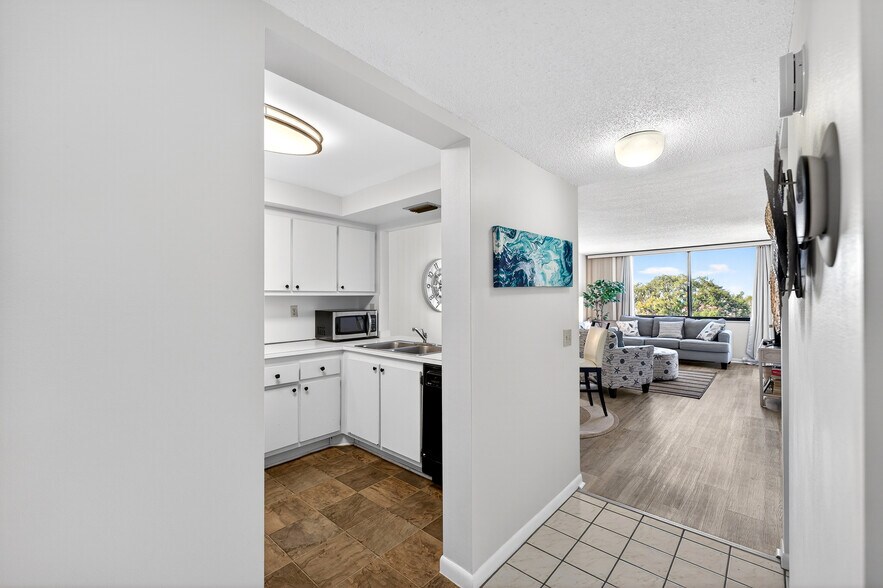 Building Photo - 6218 Palma del Mar Blvd S