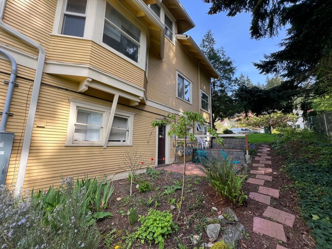 Building Photo - Studio apartment near WWU!
