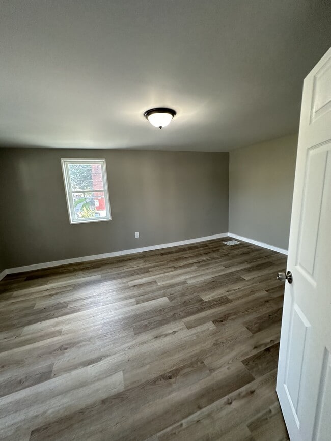 Building Photo - 2212 Midland Ave