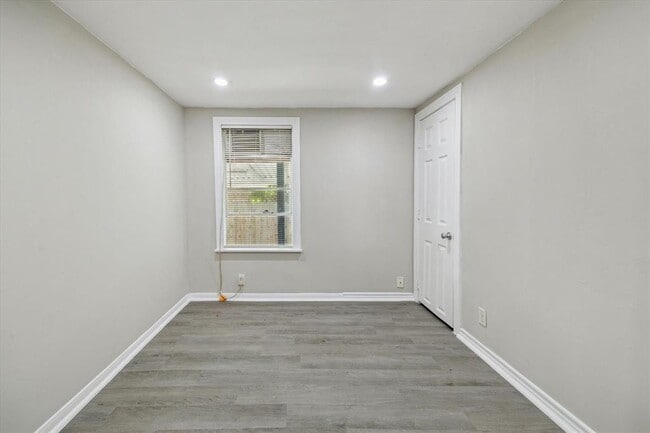 Building Photo - 703 E Fayle Ave