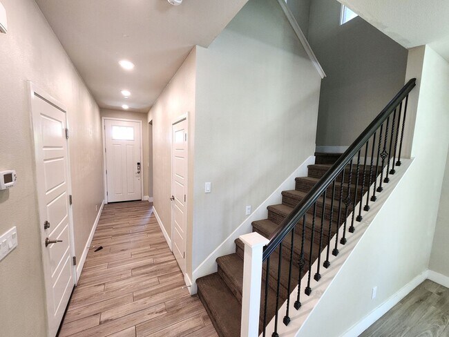Building Photo - Updated North Natomas 5bd/3ba Home with 2 Car Garage