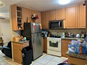 Building Photo - Non gated neighborhood in Naples