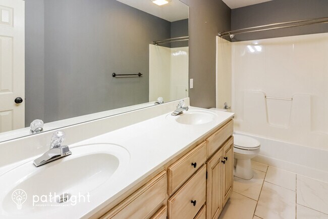 Building Photo - 5909 NE Coral Cir, Lee's Summit, MO, 64064
