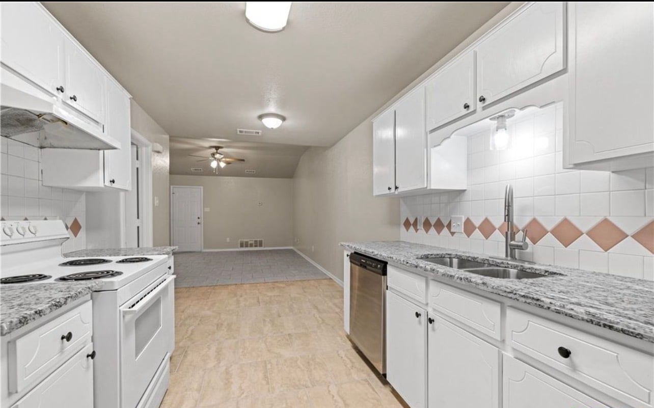 Kitchen kitchen - 1006 W Avenue B