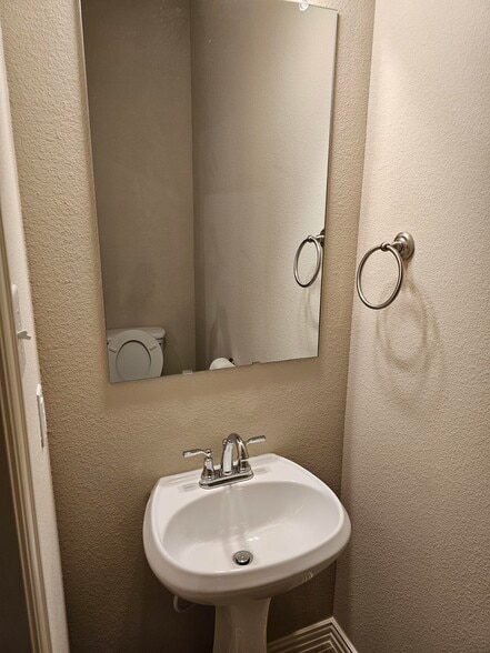 Powder Room - 3405 Solana Cir