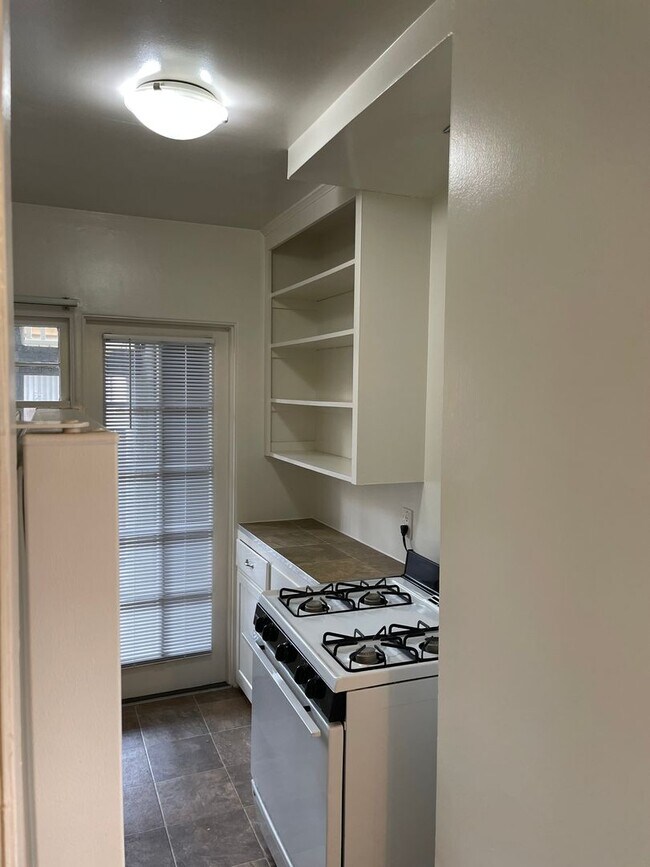 Building Photo - Large 1 Bed/1 Bath Hillcrest