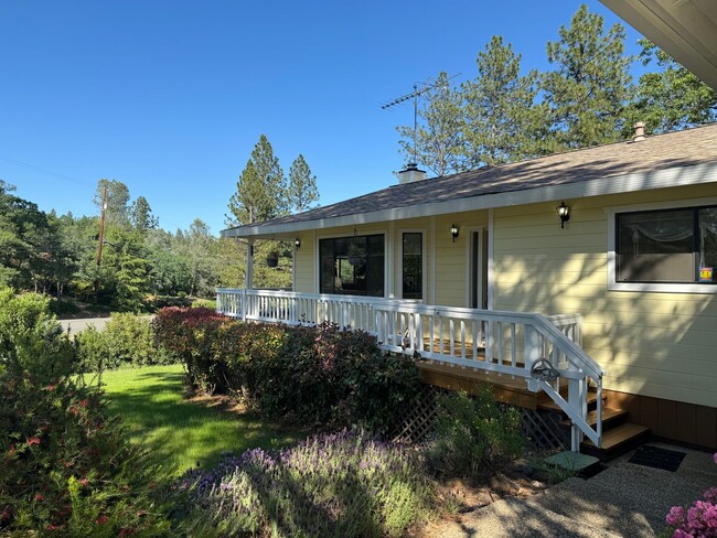 Building Photo - 3 Bedroom 2.5 Bath Home in Alta Sierra