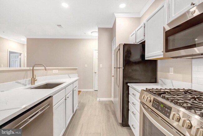 Building Photo - 1701 Lake Shore Crest Dr