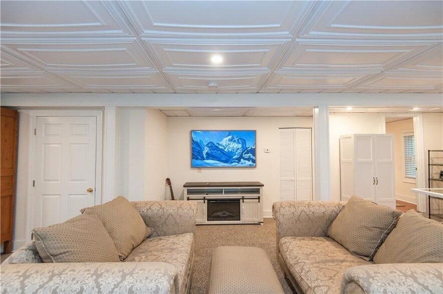 Building Photo - 554 E Main Rd