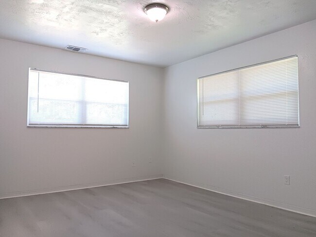 Building Photo - Remodeled apartment, dishwasher, on-site l...