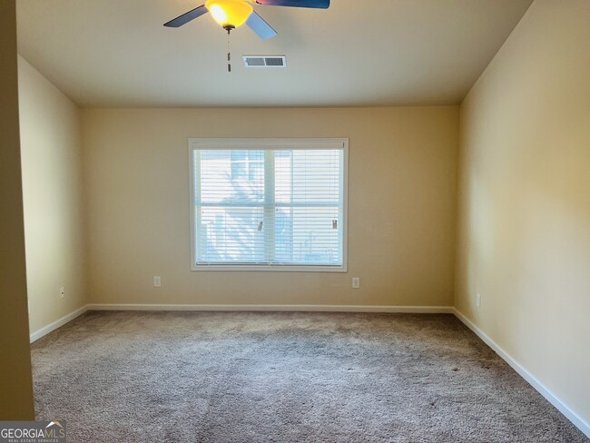 Building Photo - 233 Bobbie Way